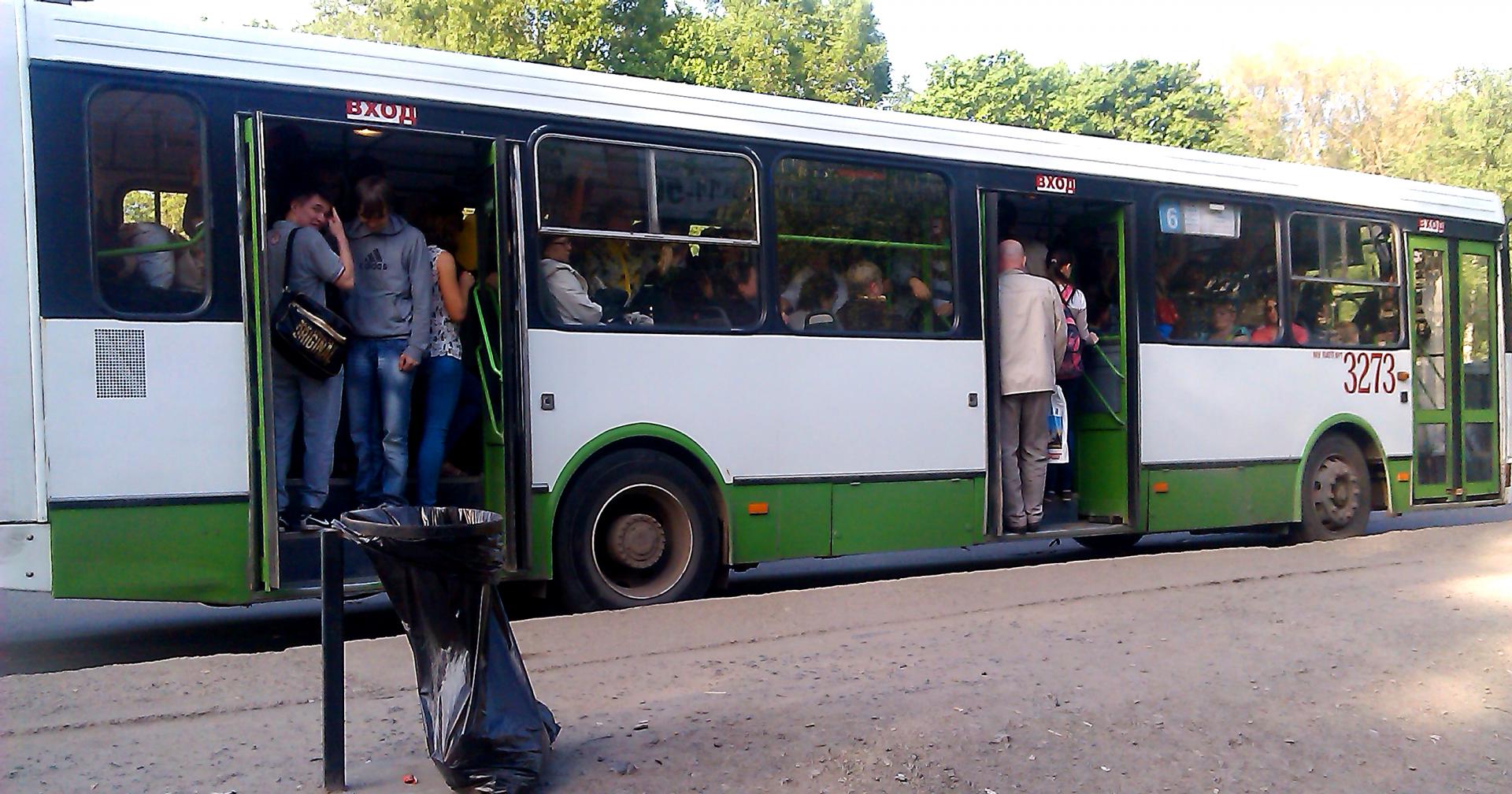 Полный автобус людей
