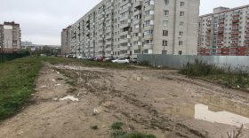 Жители Водников города Вологды просят построить тротуар к новой школе на улице Северной