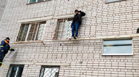 В Череповце мужчина залез на газовую трубу и разбил окно в доме на улице Первомайской