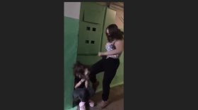 В сети появилось видео, как подростки жестоко избивают девушку в Череповце
