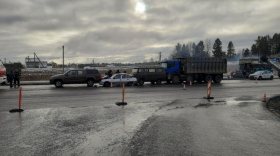 Три легковых автомобиля и грузовик столкнулись на трассе в Вологодском районе