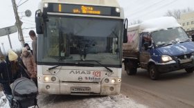 В Вологде рейсовый автобус едва не съехал за пределы Горбатого моста