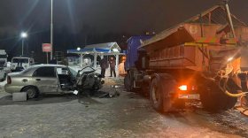 В Соколе столкнулись снегоуборочная машина и легковушка - один человек погиб