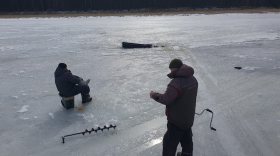 В Череповецком районе двое рыбаков на снегоходе провалились под лед на Рыбинском водохранилище