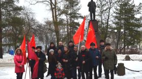 Вологодских коммунистов, пришедших возложить цветы к памятнику Ленина, остановила полиция