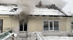 В Устюженском районе семье с ребёнком пришлось эвакуироваться из дома из-за пожара в квартире соседей