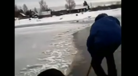 Жители деревни в Сокольском районе вручную пробивают лед на реке, чтобы отвезти детей в школу на лодке