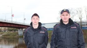 Двое полицейских спасли упавшую с моста в реку вологжанку