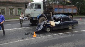 В Вологде водитель ВАЗа погиб при столкновении с КамАЗом
