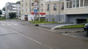 Очевидное-невероятное: в Вологде пешеходам на улице Самойло сказали ходить по дороге наравне с машинами