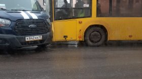 Автомобиль службы спецсвязи и автобус №7 столкнулись в Вологде