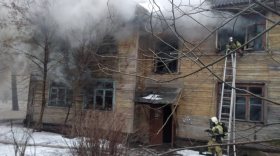 В Вологде загорелся многоквартирный деревянный дом на улице Красноармейской