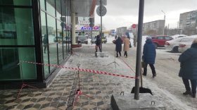 В Череповце на 70-летнюю пенсионерку с крыши торгового центра упал лёд