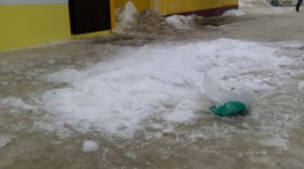 В Вологде глыба льда упала на коляску и санки, в которых сидели дети