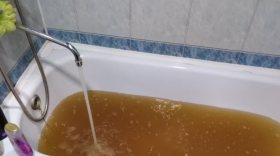 Ржавая вода круглый год: жители Грязовца просят депутата Холодова о помощи