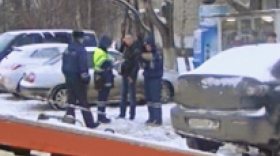 13 машин эвакуировали с центральных улиц Вологды