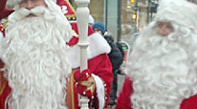 Дед Мороз и Санта-Клаус под проливным дождем поздравили детей в Финляндии