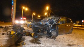 В Вологде иномарка врезалась в столб: водитель и пассажир были пьяны