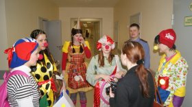 Больничные клоуны вместе с пациентами областной детской больницы учили правила дорожного движения