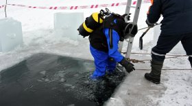 Вологодские водолазы отработали погружение под лед   