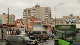 В Вологде столкнулись два автомобиля и автобус
