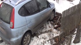 Скрываясь от полицейских, водитель иномарки в Вологде врезался в забор