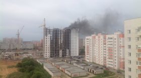 Строящийся многоквартирный дом горит в Вологде