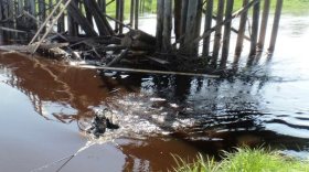 В Вологодской области трактор упал с моста в реку