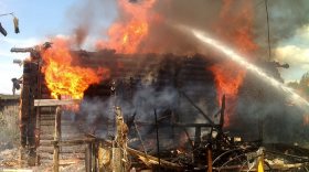В Вологодской области пьяные хозяева забыли позвонить пожарным, спасая вещи из горящего дома