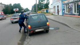 В Вологде водитель-наркоман прищемил руку полицейскому