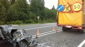 Легковушка въехала в грузовик на трассе Вологда –Новая Ладога: погиб человек