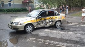 Машина такси попала в ДТП в Вологде