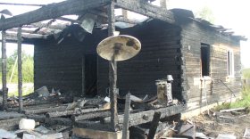 В Вологодской области семья с тремя детьми осталась без крыши над головой из-за пожара