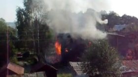 Вологодские пожарные поехали в Молочное тушить деревянный дом
