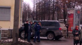 Лексус врезался в дом в центре Вологды: у водителя случился сердечный приступ