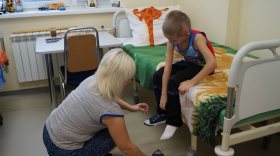 Семилетний мальчик, пострадавший в аварии на Конева в Вологде, встал на ноги после пяти операций