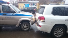 В Вологде полицейский внедорожник врезался в Лексус депутата гордумы
