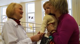 В вологодской больнице врачи отделения недоношенных детей встретились со своими бывшими пациентами