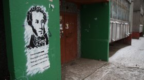 В Череповце на фасаде жилого дома кто-то нарисовал портреты известных поэтов