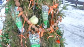 Съедобные елки из теста и овощей появились в "Вологодской слободе"