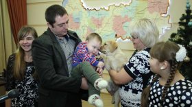 Многодетной семье из Кадуя подарили щенка-лабрадора для ребенка-инвалида