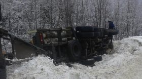 В Сокольском районе лесовоз с прицепом опрокинулся в кювет