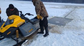 Рыбак на снегоходе провалился под лед на реке Шексне