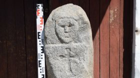 В Харовском районе в придорожной канаве нашли древнего каменного идола