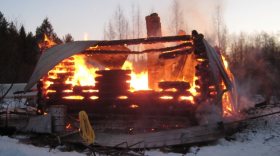 В Череповецком районе 67-летний мужчина получил ожоги, спасая из огня свое имущество