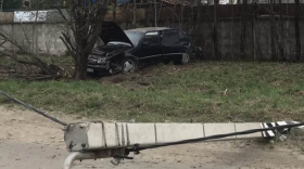 В Череповце автомобиль «Сааб» врезался в столб, уходя от столкновения