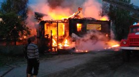 Пятиквартирный деревянный дом сгорел ночью в Великом Устюге