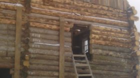 В Вологодском районе сгорел 100-летний дом, который семья реставрировала своими силами
