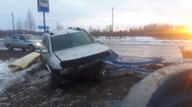 В Череповецком районе водитель "Рено" врезался в остановку и погиб