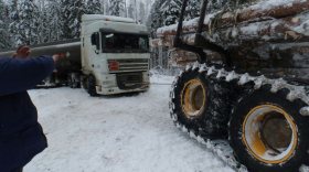 Бензовоз застрял в снегу на проселочной дороге в Вытегорском районе